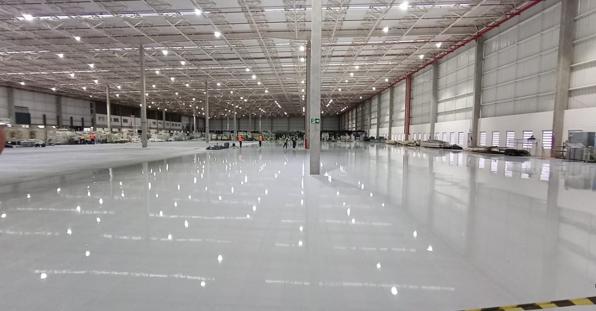 Piso Epóxi para galpão logístico durabilidade