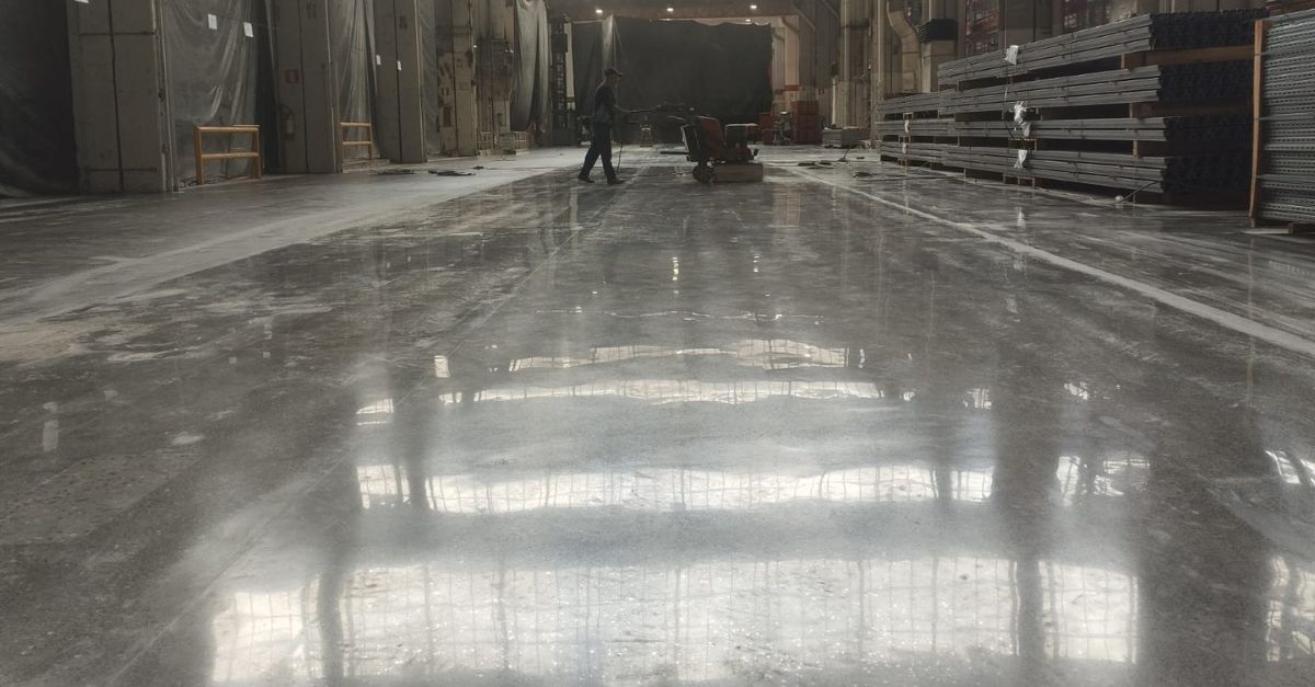 Desgaste em pisos industriais e como evitar falhas prematuras