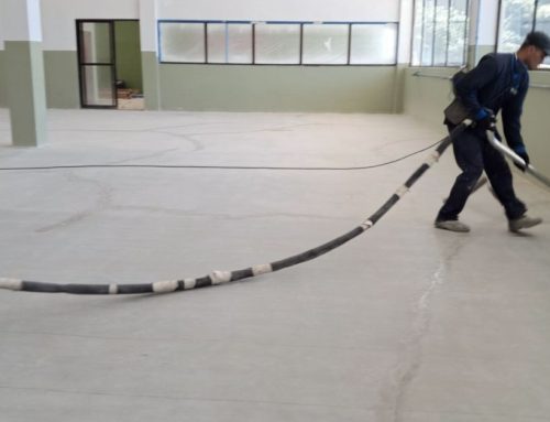 Piso epóxi em obras industriais: como reduzir retrabalho