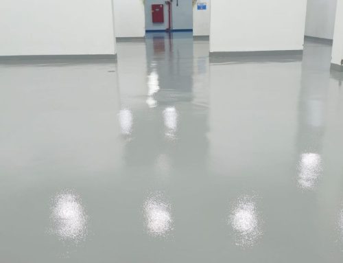 Piso industrial em obras corporativas: prazo, desempenho e custo